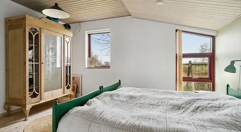 Rummelige sommerhus omgivet af skov 