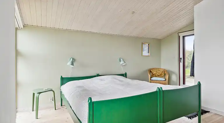 Rummelige sommerhus omgivet af skov 