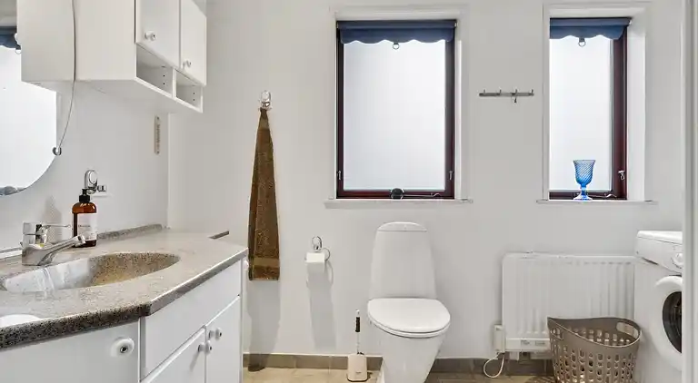 Rummelige sommerhus omgivet af skov 