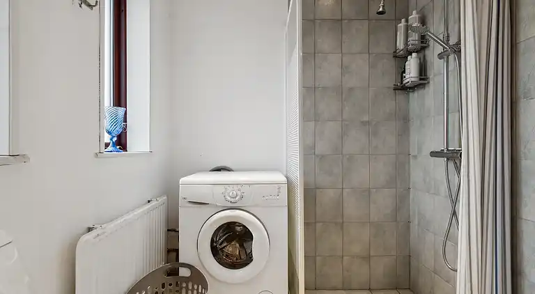 Rummelige sommerhus omgivet af skov 