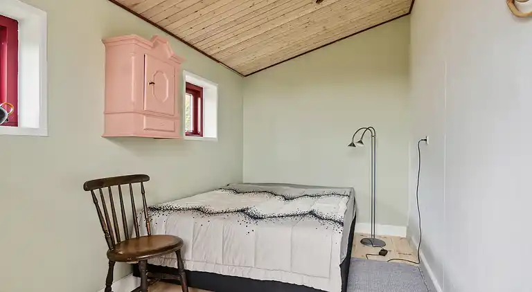 Rummelige sommerhus omgivet af skov 