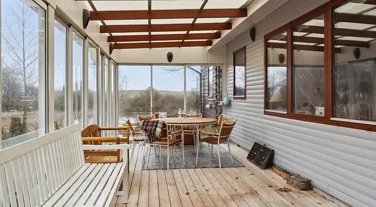 Rummelige sommerhus omgivet af skov 