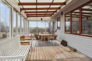 Geräumiges Ferienhaus umgeben von Wald