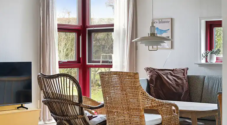 Rummelige sommerhus omgivet af skov 