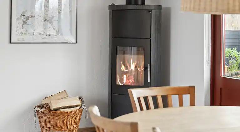 Rummelige sommerhus omgivet af skov 