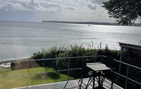 Pragtfuld beliggende fritidshus med egen strand.