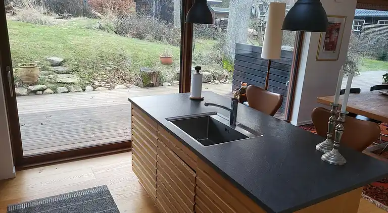 Lækkert sommerhus med shelter og natur