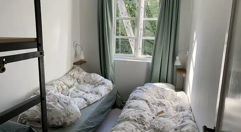 Charmerende stråtægt sommerhus fra 1947 