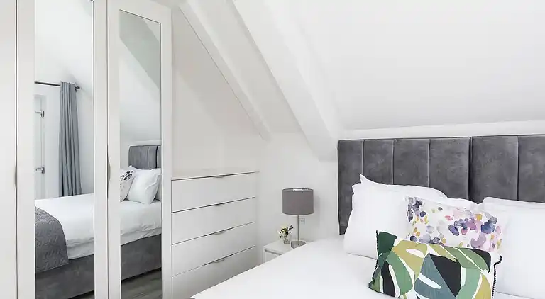 Skyvillion -vineyard Court- Enfield 1bed with balcony