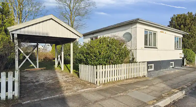 Hyggeligt og ældre sommerhus i Asaa