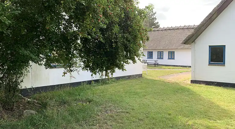 Stort sommerhus tæt på vandet