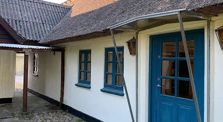 Stort sommerhus tæt på vandet