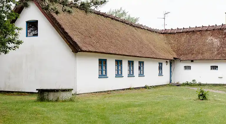 Stort sommerhus tæt på vandet
