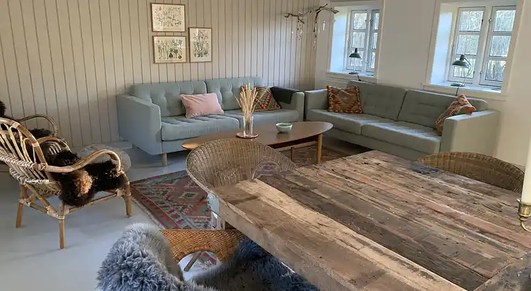 Stort sommerhus tæt på vandet