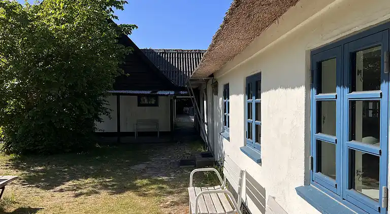 Stort sommerhus tæt på vandet