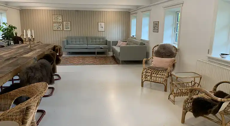 Stort sommerhus tæt på vandet