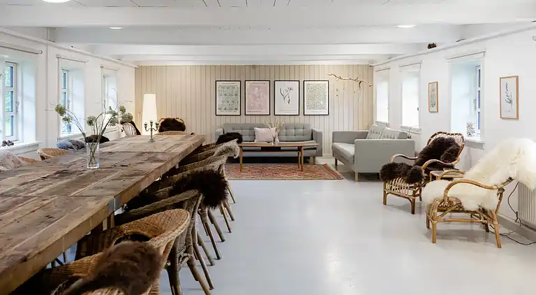 Stort sommerhus tæt på vandet