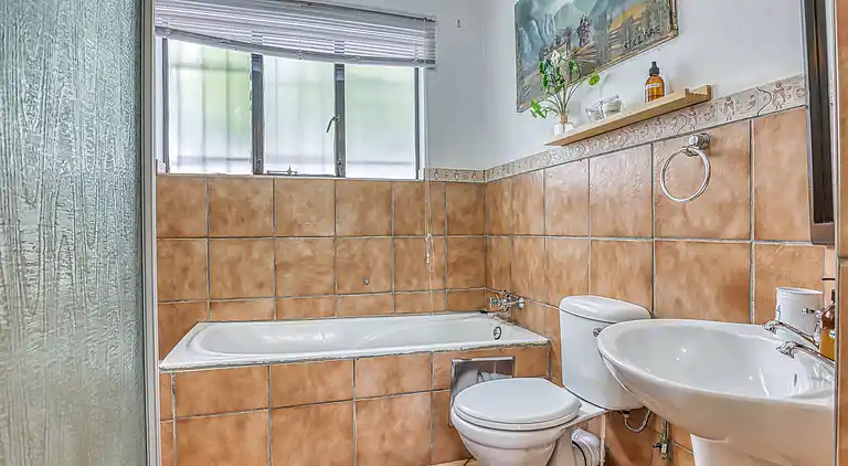 Modern Spanish House-3br-pool-solar-samrand