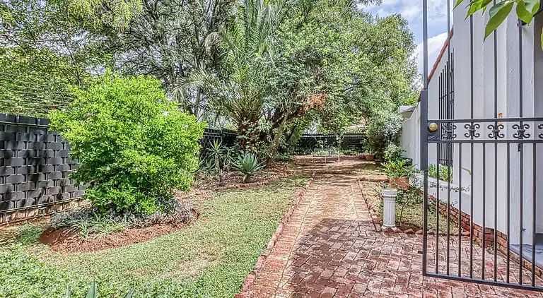 Modern Spanish House-3br-pool-solar-samrand