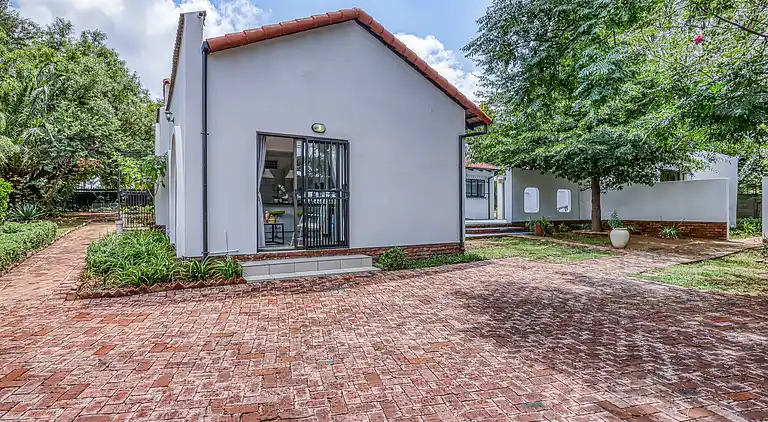 Modern Spanish House-3br-pool-solar-samrand