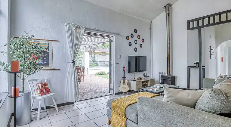 Modern Spanish House-3br-pool-solar-samrand