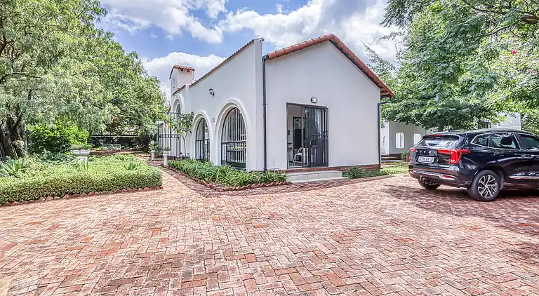 Modern Spanish House-3br-pool-solar-samrand