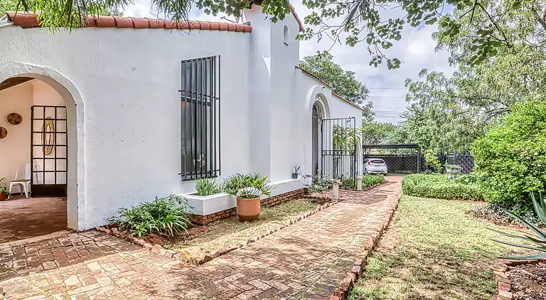 Modern Spanish House-3br-pool-solar-samrand