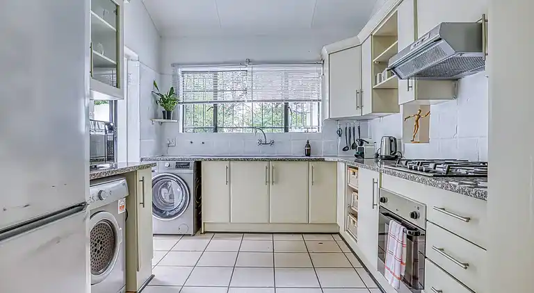 Modern Spanish House-3br-pool-solar-samrand