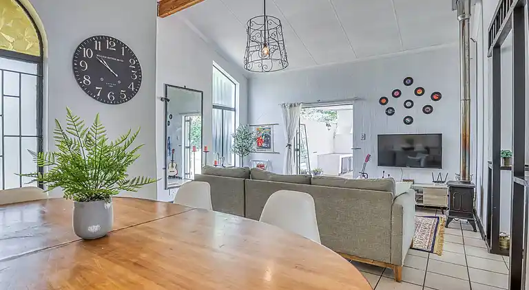 Modern Spanish House-3br-pool-solar-samrand