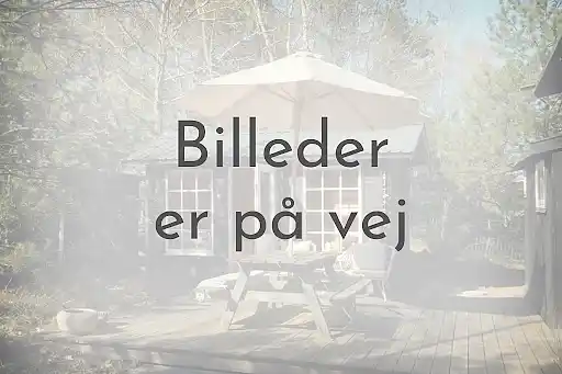 Klassisk træsommerhus ved vandet  
