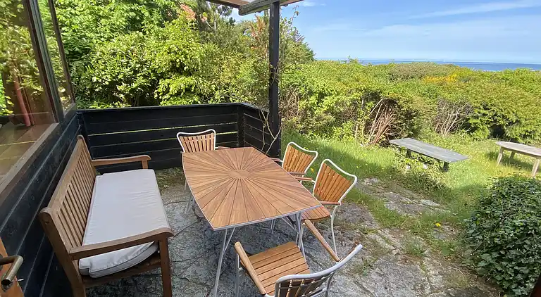 Cozy summer house in the first row to the water.