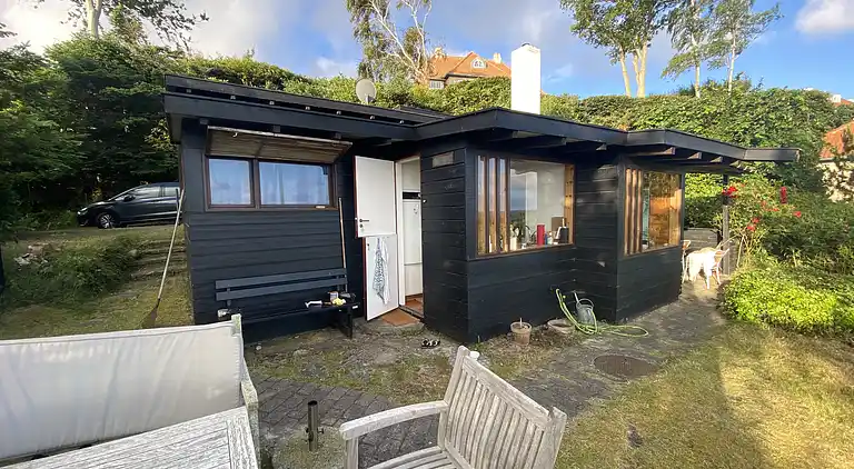 Cozy summer house in the first row to the water.