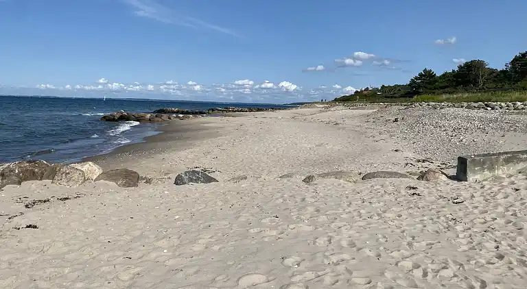 Cozy summer house in the first row to the water.