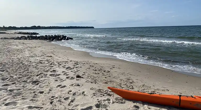 Cozy summer house in the first row to the water.