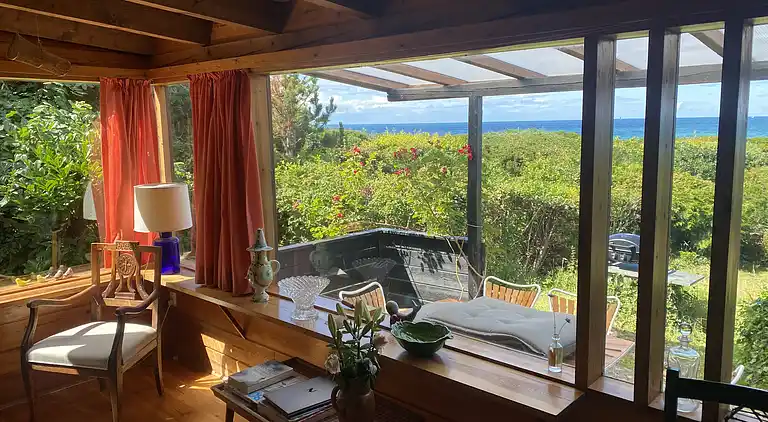 Cozy summer house in the first row to the water.