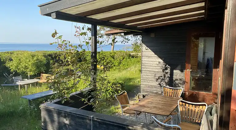 Cozy summer house in the first row to the water.