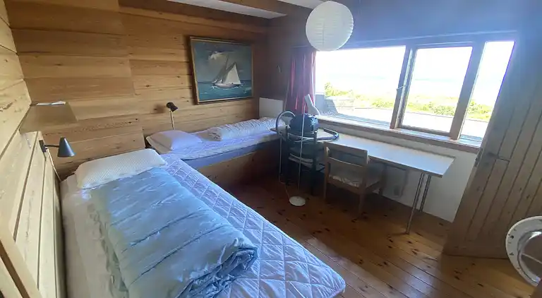 Cozy summer house in the first row to the water.