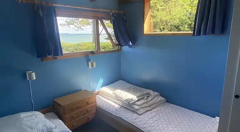 Cozy summer house in the first row to the water.