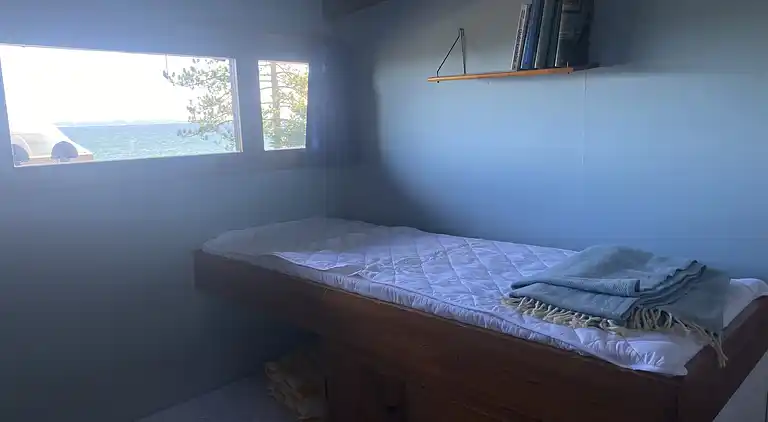 Cozy summer house in the first row to the water.