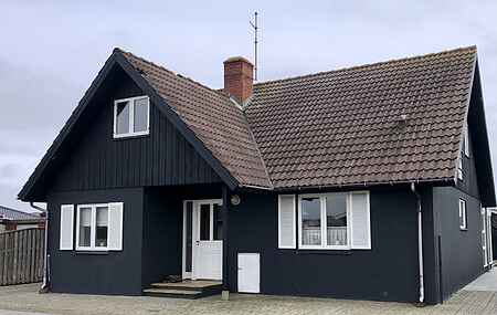 Charmerende byhus med god plads og lukket have