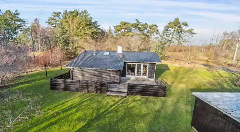 Nyd Ægte Bornholmer-stemning i dejligt Sommerhus