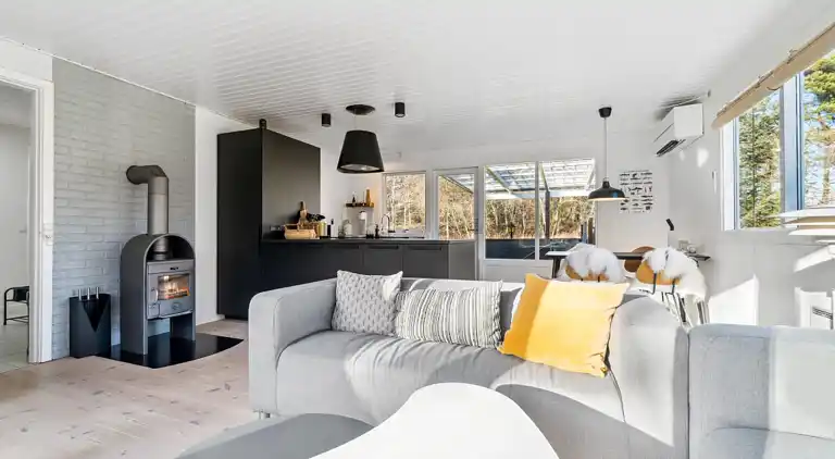 Nyd Ægte Bornholmer-stemning i dejligt Sommerhus