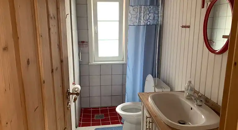 Ferienhaus mit Unterstand und Wasserblick.