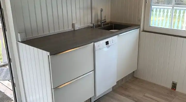 Ferienhaus mit Unterstand und Wasserblick.