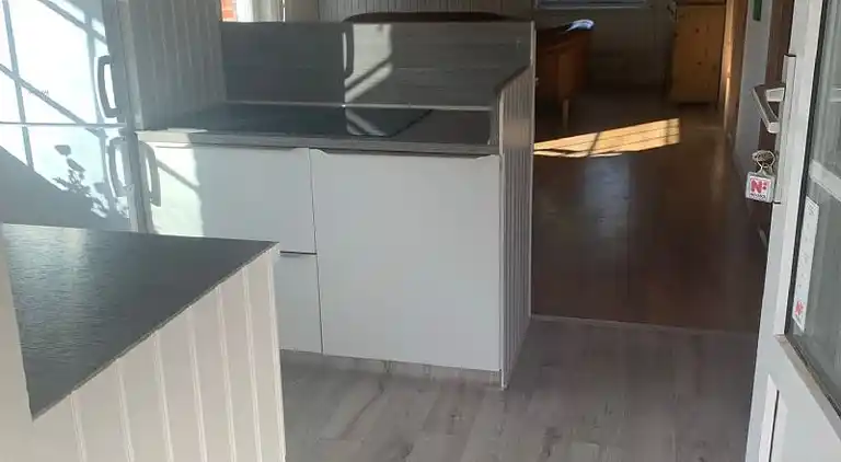 Ferienhaus mit Unterstand und Wasserblick.