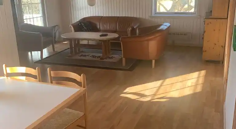 Ferienhaus mit Unterstand und Wasserblick.