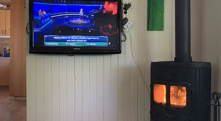 Ferienhaus mit Unterstand und Wasserblick.