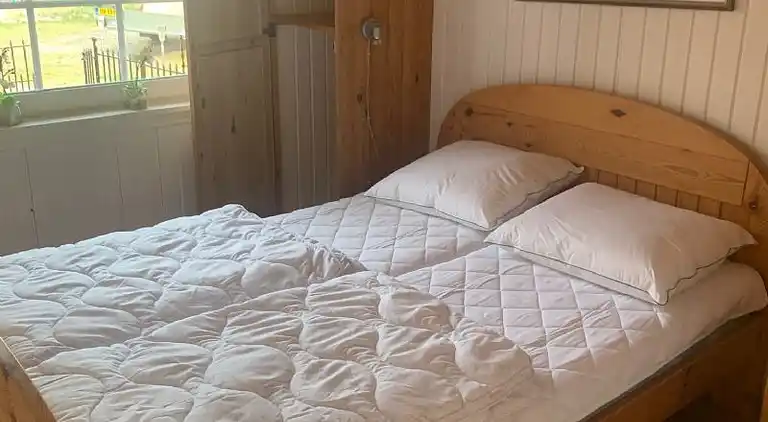 Ferienhaus mit Unterstand und Wasserblick.