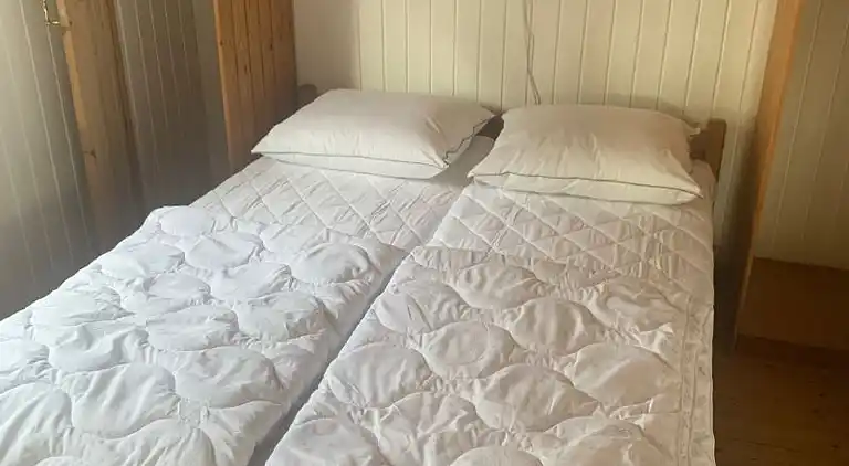 Ferienhaus mit Unterstand und Wasserblick.