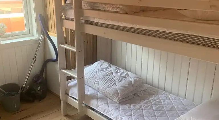 Ferienhaus mit Unterstand und Wasserblick.